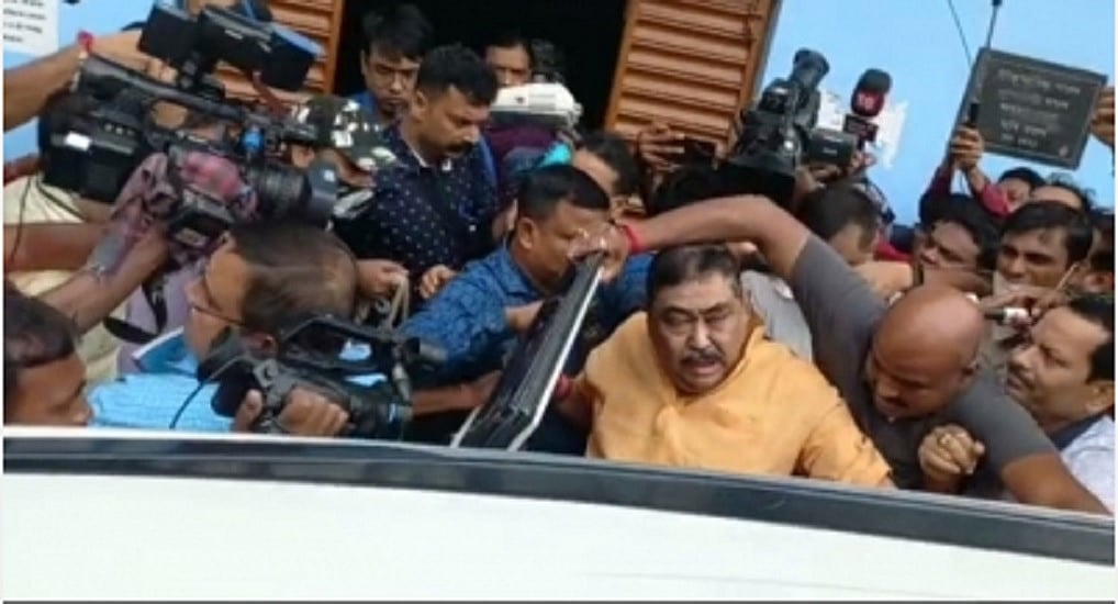 पश्चिम बंगाल में TMC को एक और झटका, CBI ने कद्दावर नेता अनुब्रत मंडल को गिरफ्तार किया