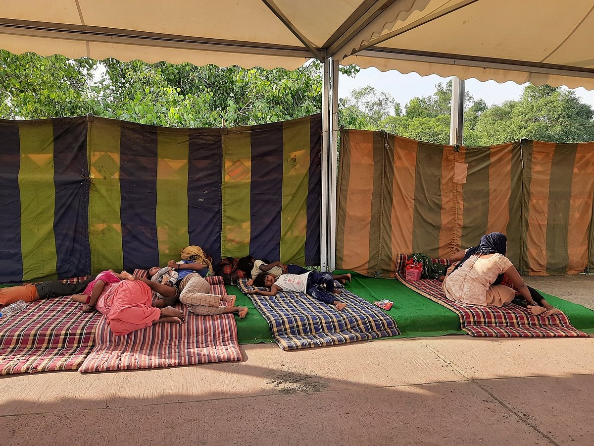 यमुना नदी में बढ़ा जलस्तर: दिल्ली-मेरठ एक्सप्रेस वे के किनारे लगे अस्थाई टैंट, बच्चों-मवेशियों संग डला बसेरा 
