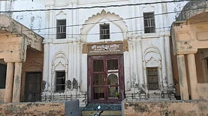 अयोध्या में मंदिर के चढ़ावे को लेकर आपस में भिड़े साधु, दो गुटों में झड़प के बाद जमकर मारपीट