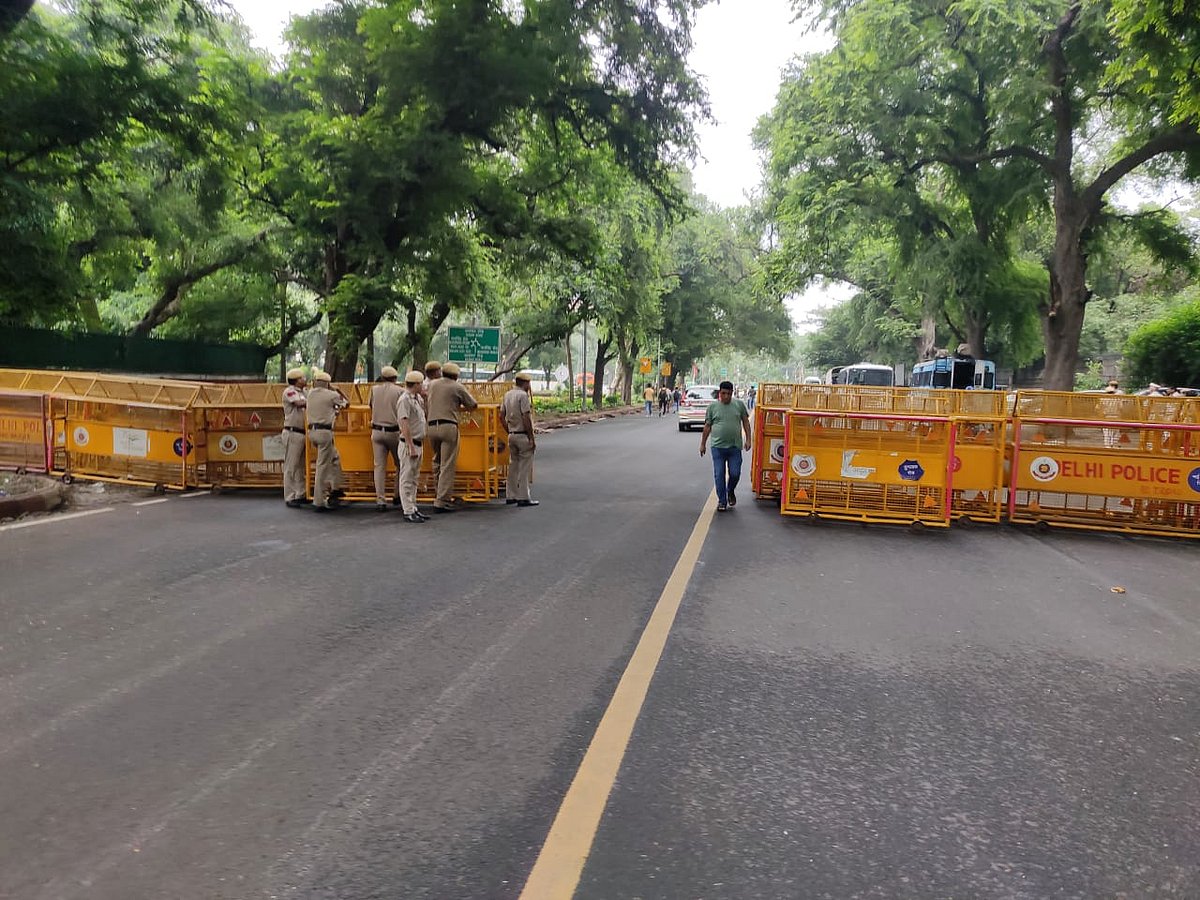 बारिश में डटे कांग्रेस कार्यकर्ताओं ने तानाशाही से लड़ने की खाई कसम, नाटक, गीतों, नारों ने प्रदर्शन में भरा रंग