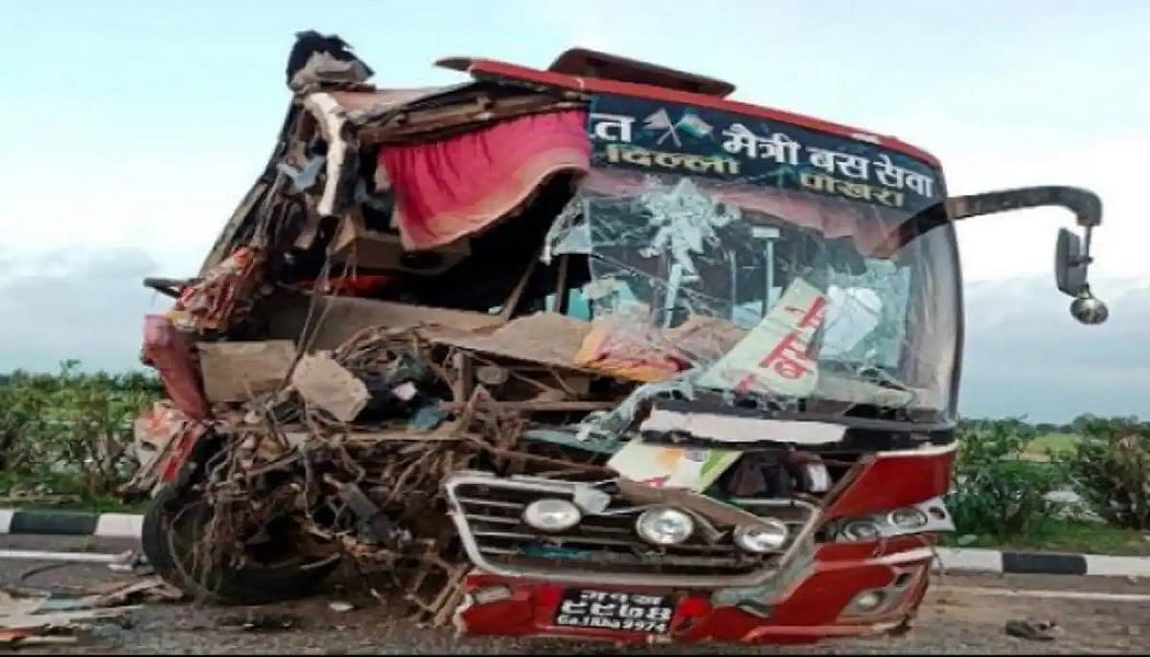 यूपी में दर्दनाक सड़क हादसा! डिवाइडर से टकराकर खाई में गिरी डबल डेकर बस, 3 दर्जन यात्री घायल  