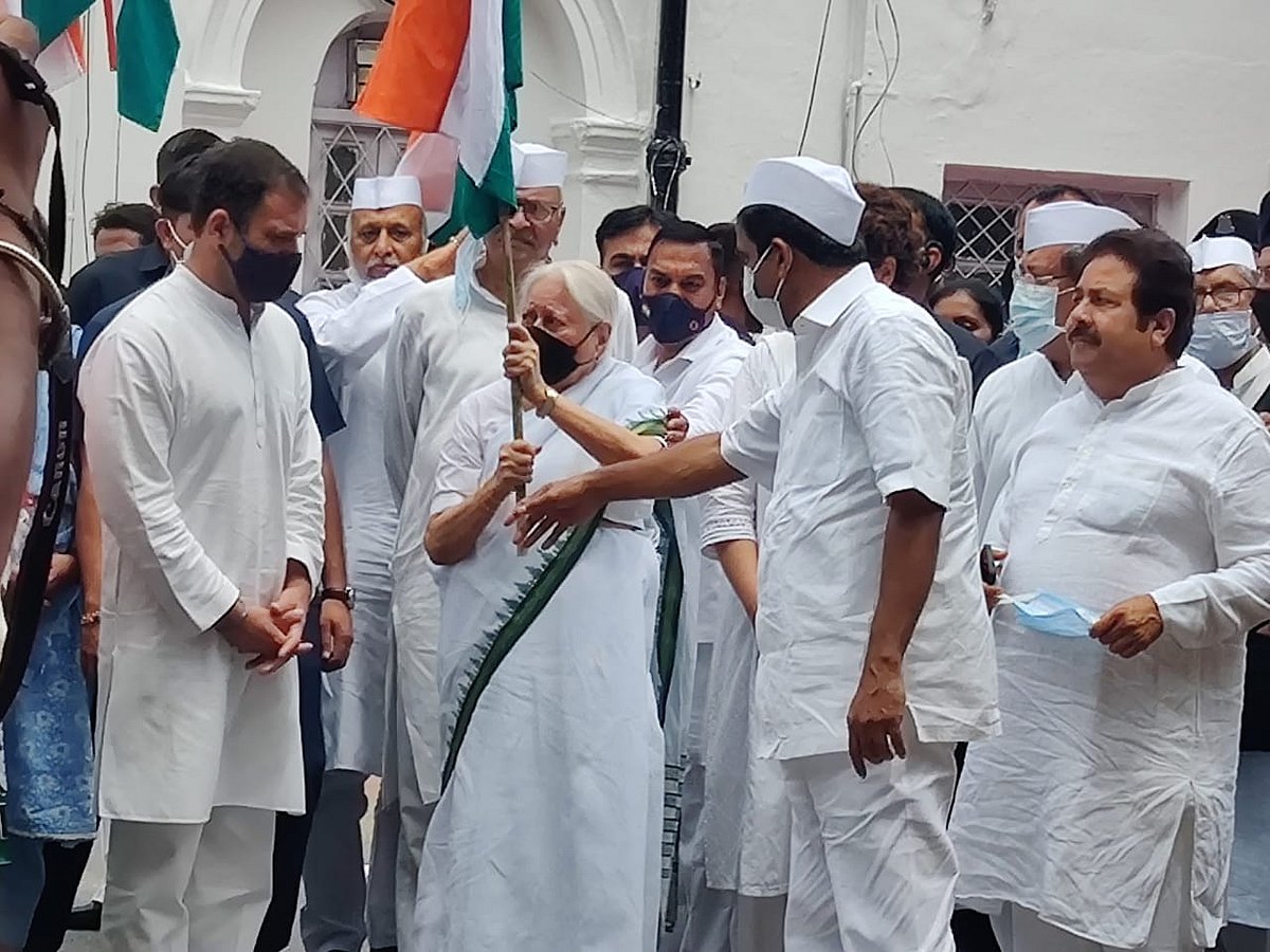 कांग्रेस मुख्यालय में मना आजादी का भव्य जश्न, ध्वजारोहण के बाद राहुल गांधी के नेतृत्व में निकला आजादी गौरव मार्च