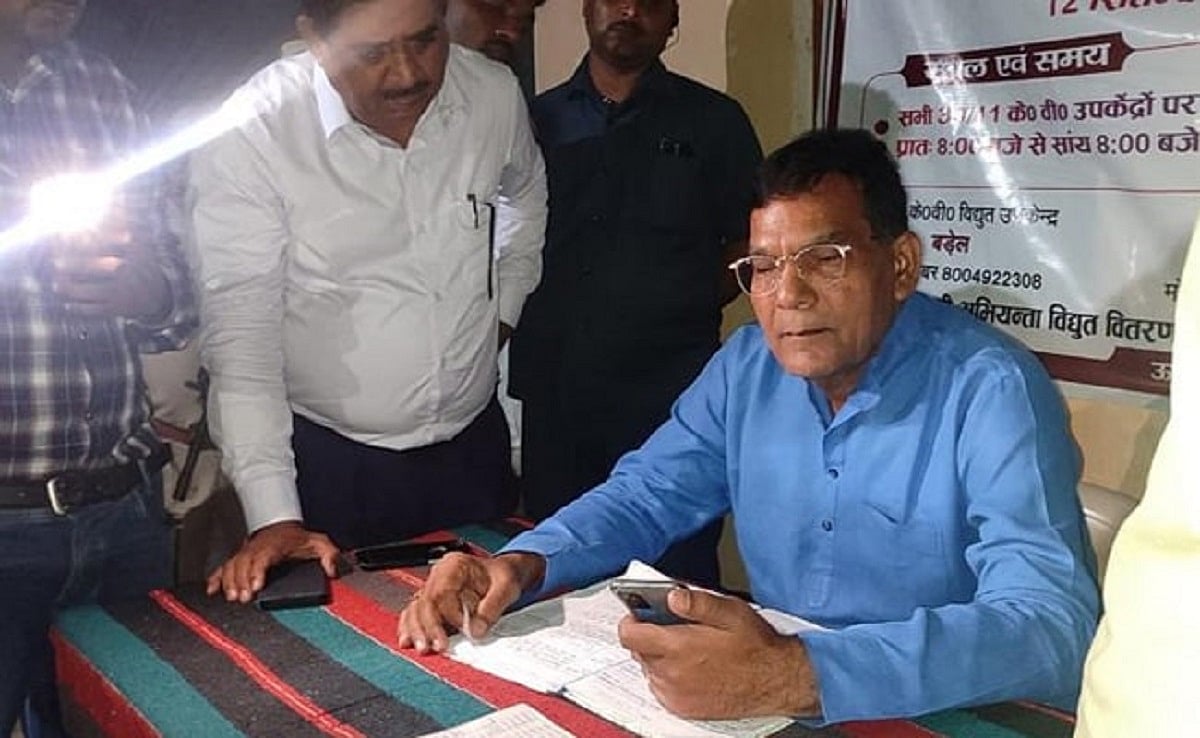 गजब! बाराबंकी में अचानक उपकेंद्र के दौरे पर पहुंचे थे बिजली मंत्री, चली गई लाइट, मोबाइल टॉर्च से किया निरीक्षण