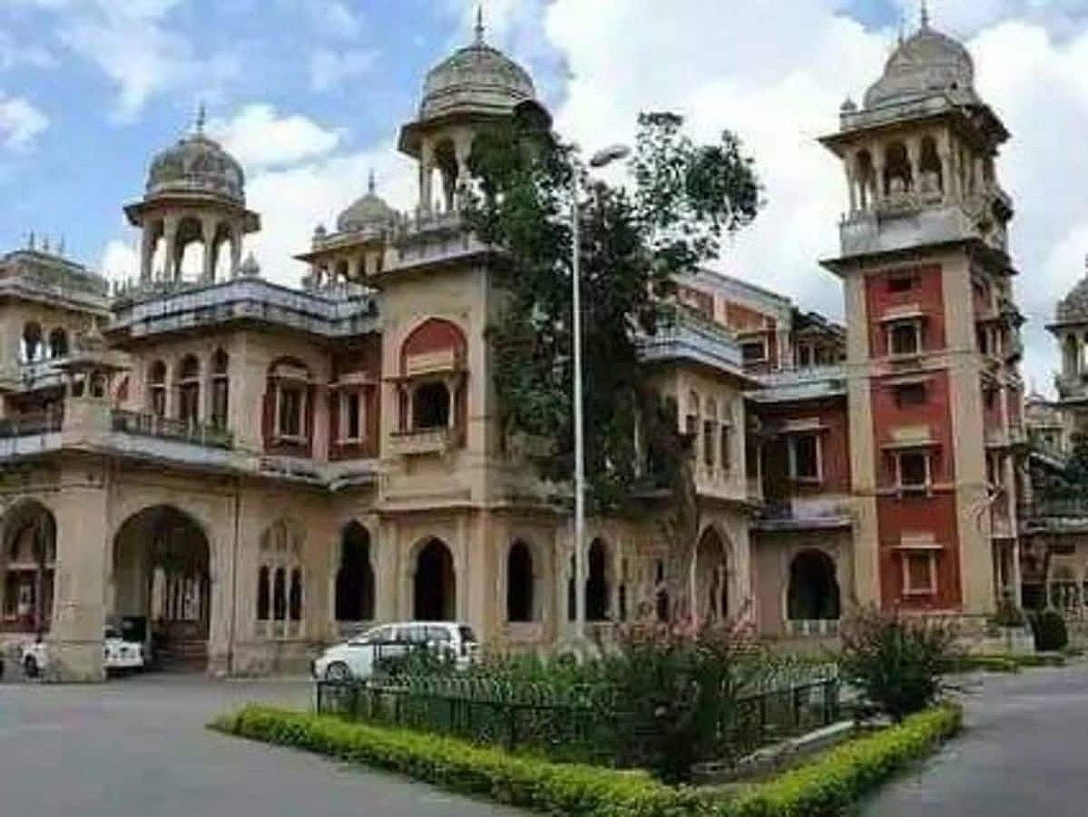 इलाहाबाद यूनिवर्सिटी में फीस बढ़ोतरी पर बवाल के बीच हॉस्टल में छात्र ने की खुदकुशी, जांच में जुटी पुलिस