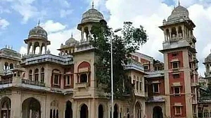 इलाहाबाद यूनिवर्सिटी में फीस बढ़ोतरी पर बवाल के बीच हॉस्टल में छात्र ने की खुदकुशी, जांच में जुटी पुलिस