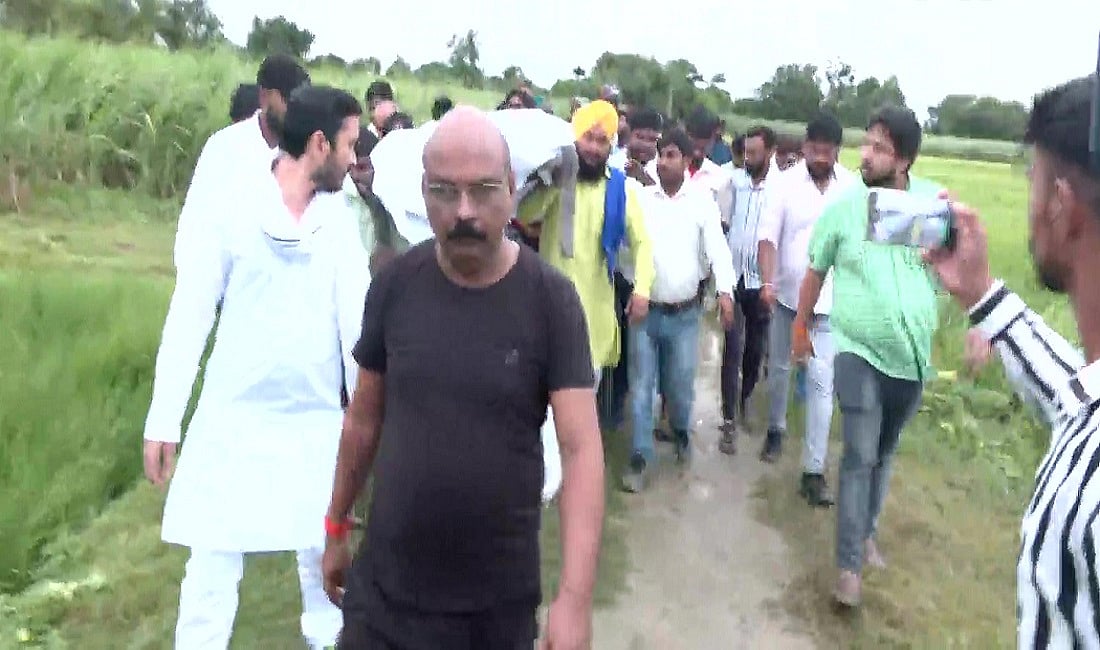 लखीमपुर खीरीः पेड़ से लटकी मिली दोनों दलित बहनों का हुआ अंतिम संस्कार, आर्थिक मदद और कड़ी सजा पर माने मां-बाप