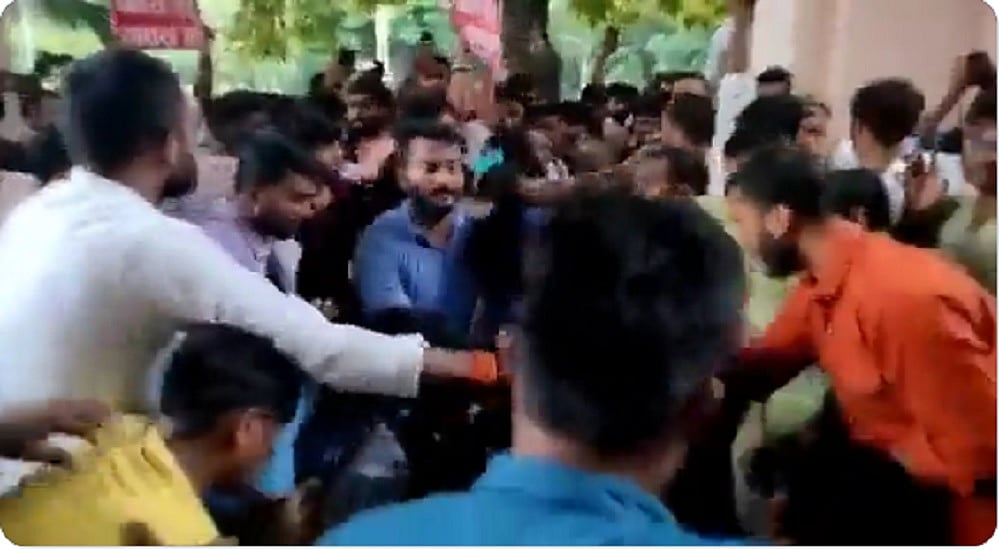 इलाहाबाद यूनिवर्सिटी में आज फिर छात्रों ने की आत्मदाह की कोशिश, बेतहाशा फीस वृद्धि के खिलाफ तेज हुआ आंदोलन