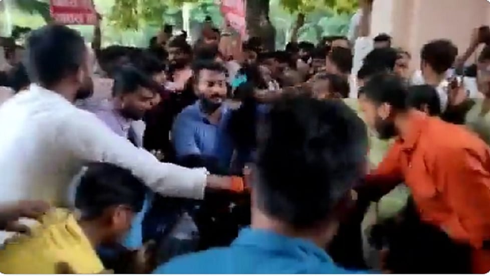 फोटोः वीडियोग्रैब
