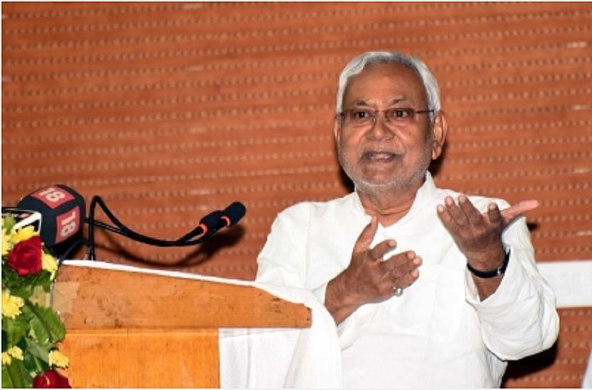 बिहारः सैनिटरी पैड की मांग पर छात्रा को झिड़कने वाली अफसर पर हो सकता है एक्शन, सीएम नीतीश ने जांच की बात कही