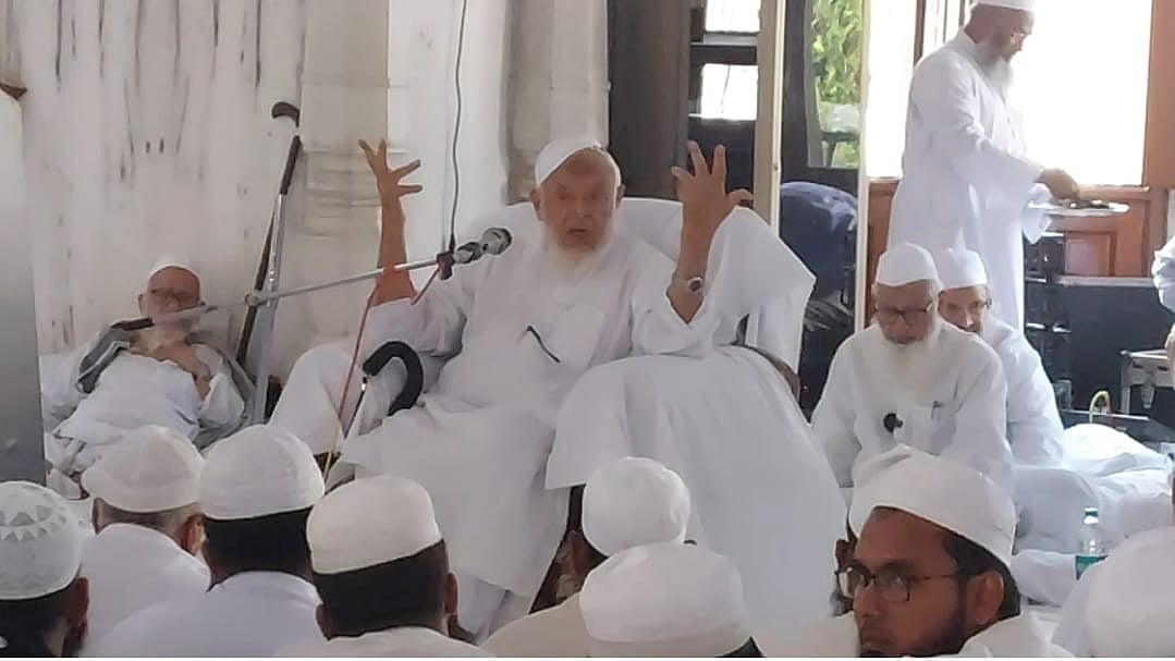 देवबंद में मदरसा संचालकों की बैठक को संबोधित करते हुए मौलाना अरशद मदनी 