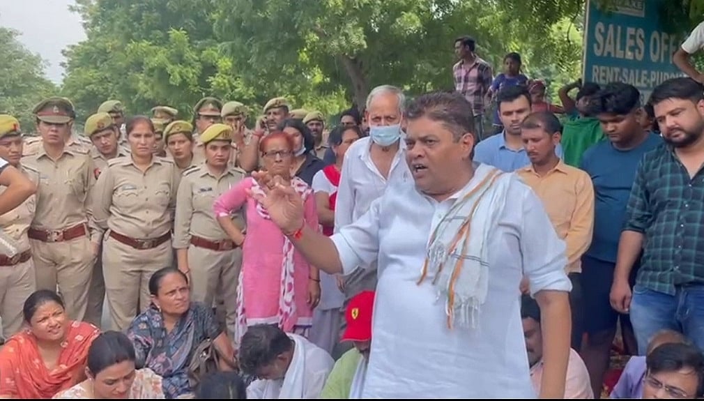 त्यागी समाज ने ग्रैंड ओमेक्स सोसायटी का किया घेराव, नोएडा अथॉरिटी को दिया 24 घंटे का अल्टिमेटम