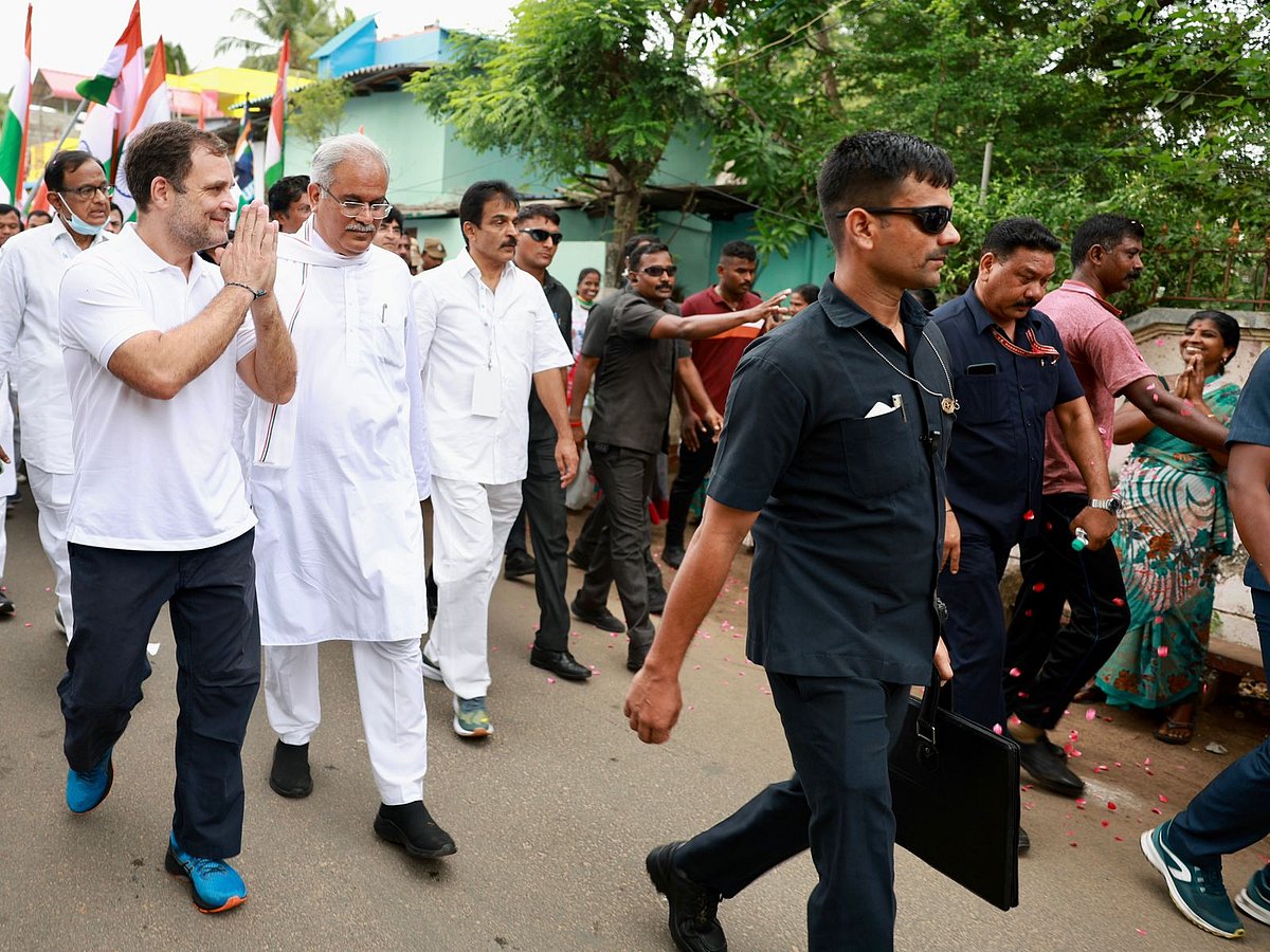 राहुल गांधी सूरत के लिए रवाना, प्रियंका भी हैं साथ, गुजरात में हिरासत में लिए गए कांग्रेस के कई कार्यकर्ता