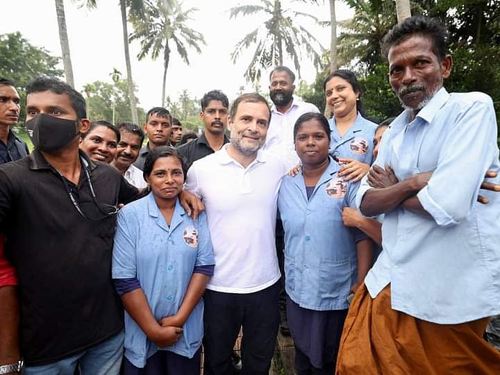 भारत जोड़ो यात्रा के दौरान लोगों से मिलते राहुल गांधी