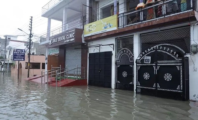 भारी बारिश से यूपी की राजधानी बेहाल! जलभराव ने रोका CM योगी का अस्पताल दौरा, घर से ट्रैक्टर पर निकलने को मजबूर MLC  