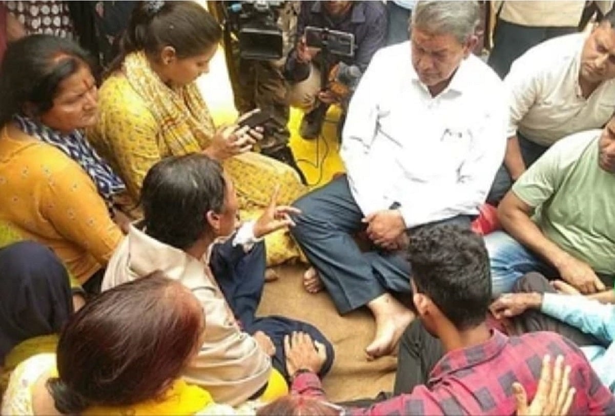 अंकिता हत्याकांड: परिजनों से मिलकर हरीश रावत ने बंधाया ढांढस, कहा- बेटियां सुरक्षित नहीं, निपष्क्ष जांच की मांग