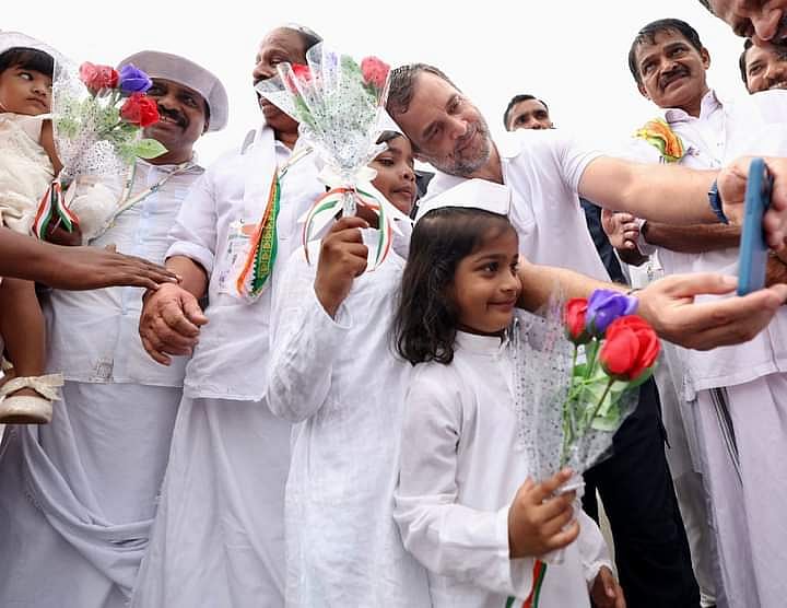 भारत जोड़ो यात्रा के दौरान बच्चों से के साथ सेल्फी लेते राहुल