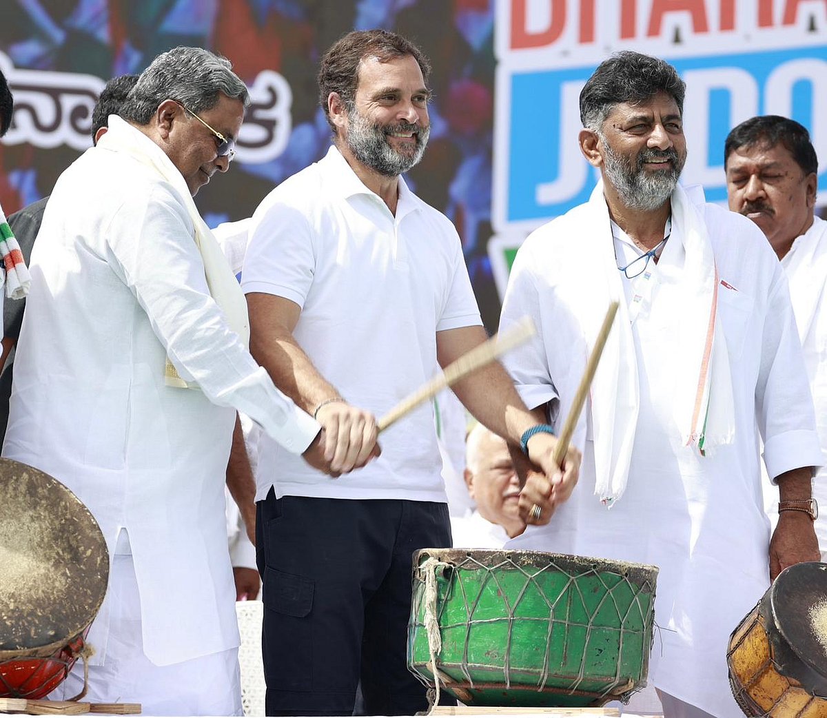 यात्रा के कर्नाटक में प्रवेश करने पर राहुल गांधी का ढोल और नगाड़ों से भव्य स्वागत किया गया। 