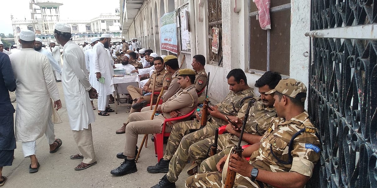 देवबंद में मदरसा संचालकों की बैठक के बाहर पुलिस सुरक्षा