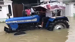 वीडियो: बारिश ने दिखा दी 'स्मार्ट सिटी' लखनऊ की असली तस्वीर! डूब गए मोहल्ले, जलमग्न हुए अस्पताल