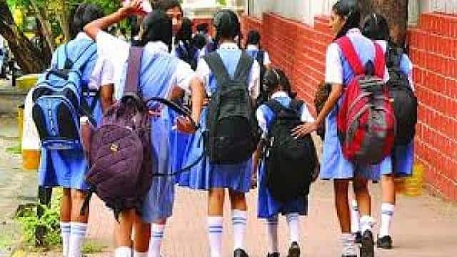 बिहार की महिला अधिकारी ने सैनिटरी पैड के सवाल पर स्कूली छात्रा को दिया बेतूका जवाब, कहा- क्या सरकार आपको...