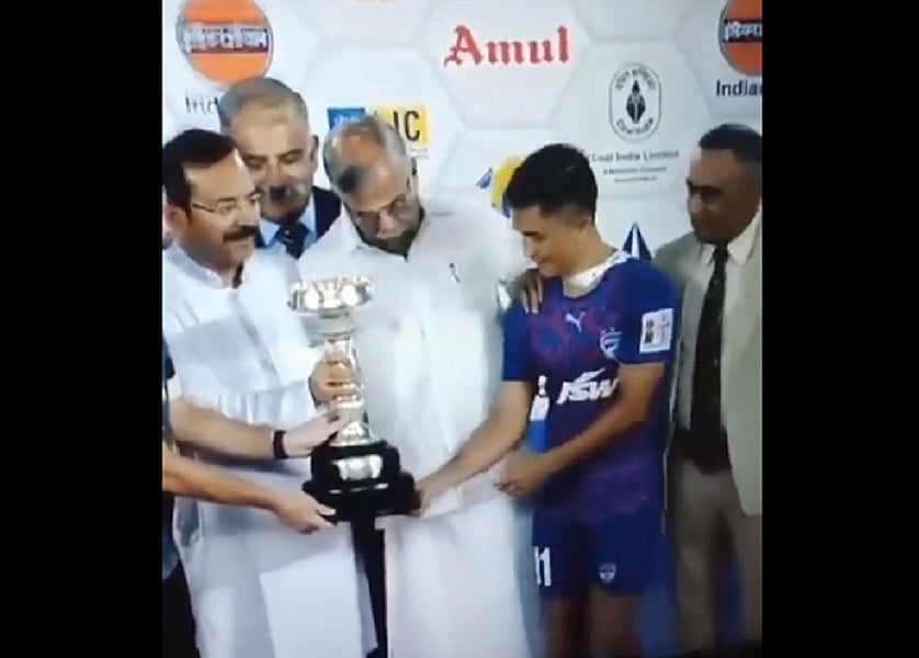 फोटो के लिए पश्चिम बंगाल के राज्यपाल ने सुनील छेत्री को दिया धक्का, खिलाड़ी के अपमान पर भड़के सोशल मीडिया यूजर