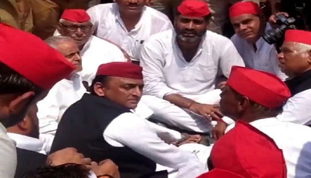 यूपी विधानसभा का मानसून सत्र! पार्टी दफ्तर से विधान भवन तक सपा का पैदल मार्च, पुलिस ने रोका, धरने पर बैठे अखिलेश