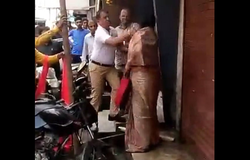 महाराष्ट्र में MNS नेता की गुंडागर्दी, बुजुर्ग महीला दुकानदार से की मारपीट, धकेला, वीडियो वायरल होने पर केस दर्ज