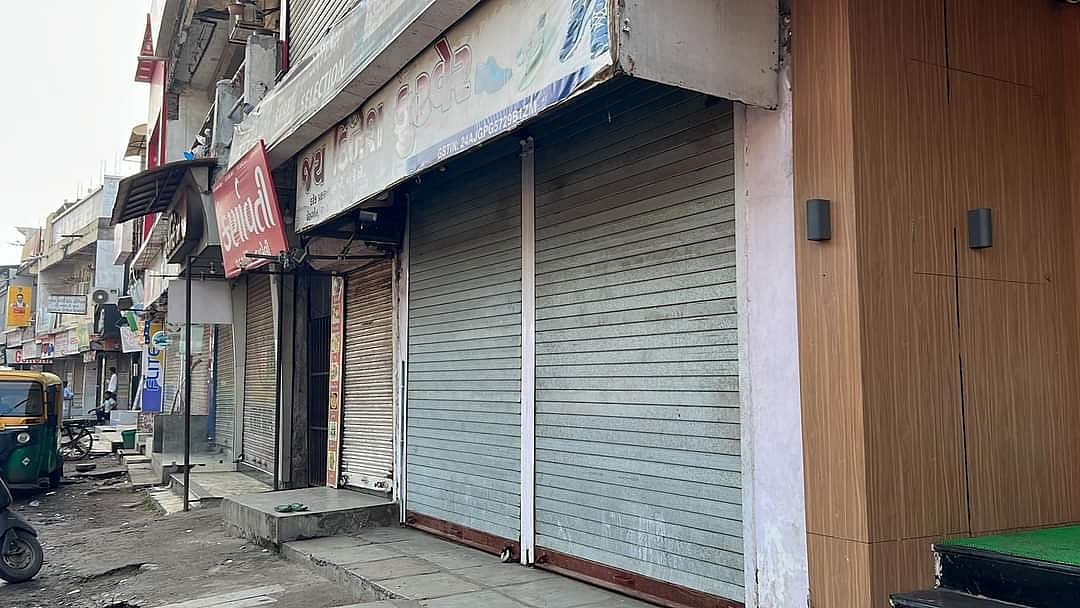 महंगाई के खिलाफ गुजरात कांग्रेस का हल्लाबोल! सड़कों पर उतरे कार्यकर्ता, पुलिस ने हिरासत में लिया