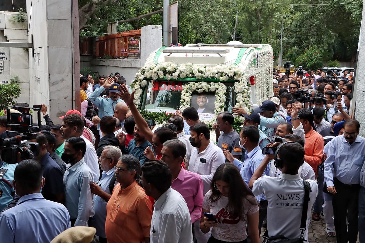 पंचतत्व में विलीन हुए राजू श्रीवास्तव, परिवार, दोस्तों और फैंस ने नम आंखों से फैंस ने दी आखिरी विदाई