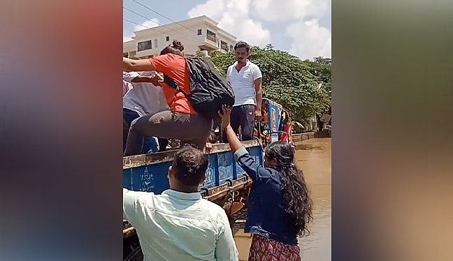 बेंगलुरु में बारिश से 'जिंदगी' बेहाल! पानी-पानी IT हब में लोग दफ्तर जाने के लिए ट्रैक्टर की सवारी करने को मजबूर