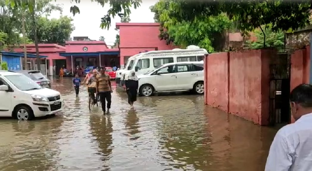 वीडियो: बारिश ने बदली यूपी की सूरत! लखनऊ से गोरखपुर तक शहर पानी-पानी, डूबा जिला अस्पताल