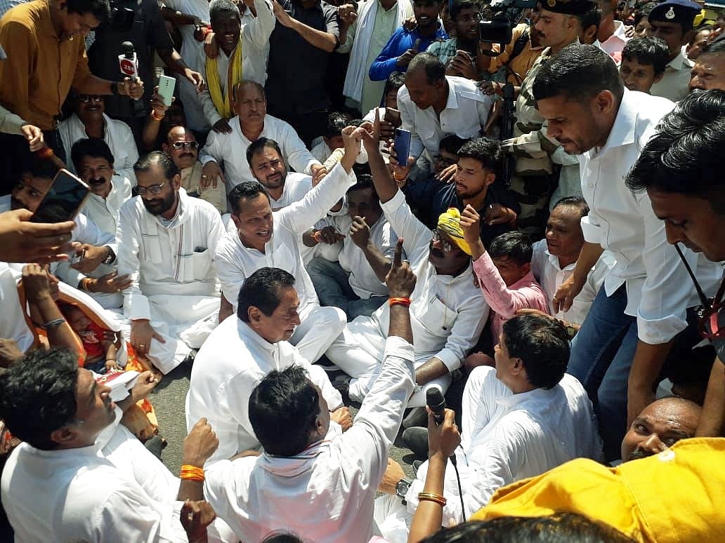 मध्य प्रदेश: आदिवासी न्याय यात्रा को लालघाटी पर पुलिस ने रोका, आदिवासियों के साथ सड़क पर बैठे कमलनाथ 