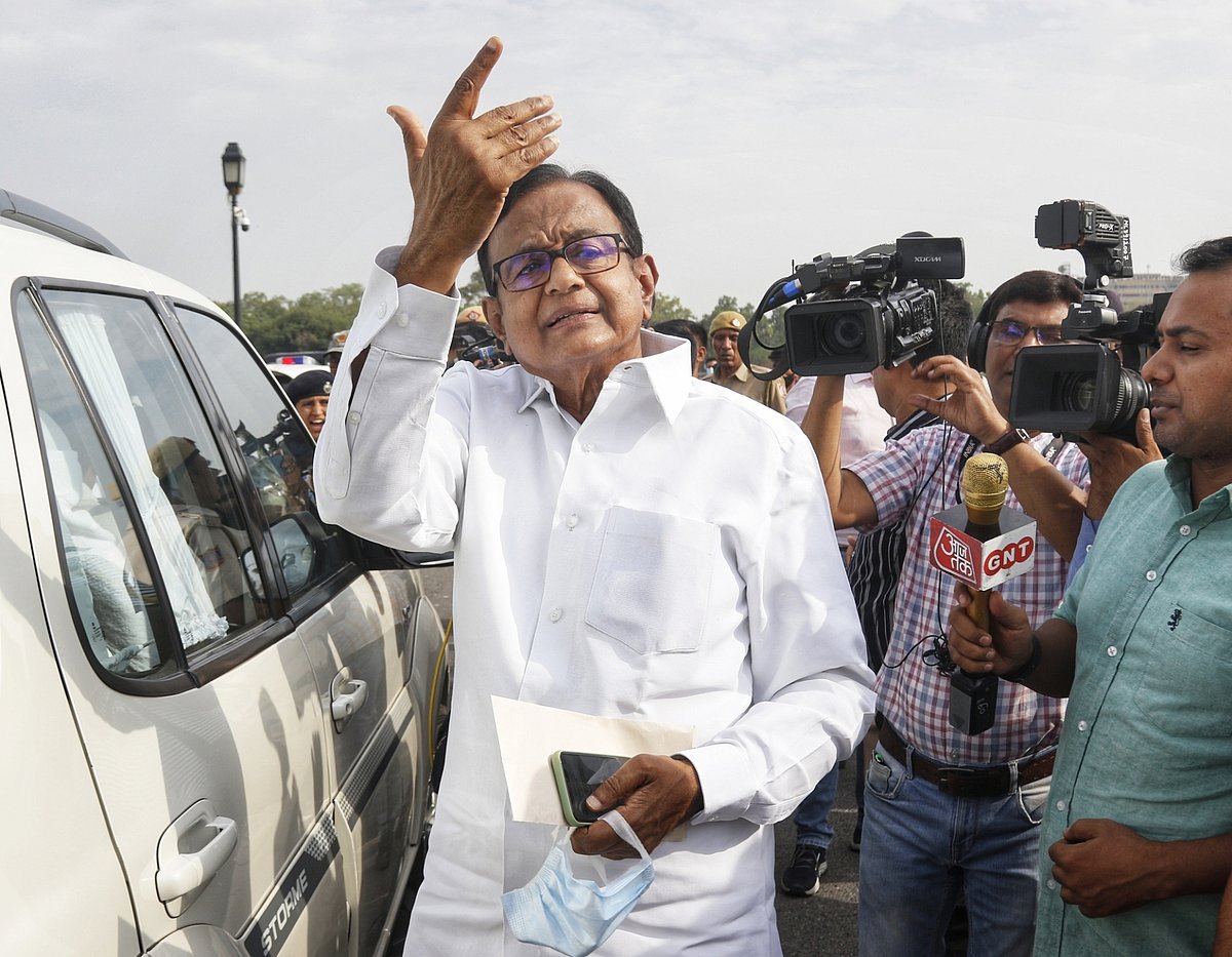 पी. चिदंबरम ने 'आधे-अधूरे' वाले बयान पर वित्त मंत्री सीतारमण पर कसा तंज, कहा- भगवान का शुक्र है...