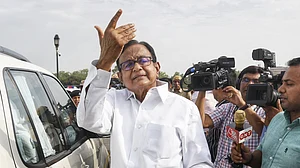 पी. चिदंबरम ने 'आधे-अधूरे' वाले बयान पर वित्त मंत्री सीतारमण पर कसा तंज, कहा- भगवान का शुक्र है...