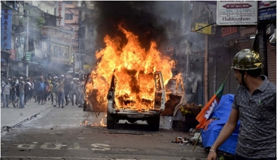 कोलकाता की सड़कों पर बीजेपी कार्यकर्ताओं का बवाल, पुलिस वैन को लगाई आग, अधिकारी को दौड़ा-दौड़ाकर पीटा