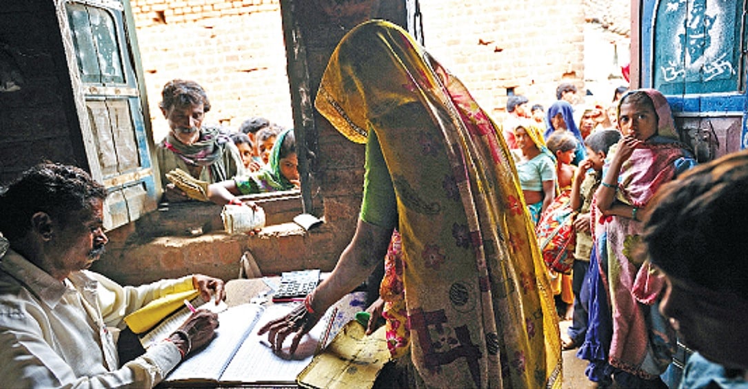 राशन कार्ड को आधार और फिंगर प्रिंट से जोड़कर पारदर्शिता दिखाने की कोशिश तो सरकार कर रही है, लेकिन असली जरूरतमंदों की निरंतर पहचान का जो असली काम उसे करना चाहिए, उसे ही वह भूल गई है। इस वजह से लाखों लोग राशन पाने के अधिकार से वंचित हैं। (Getty Images)
