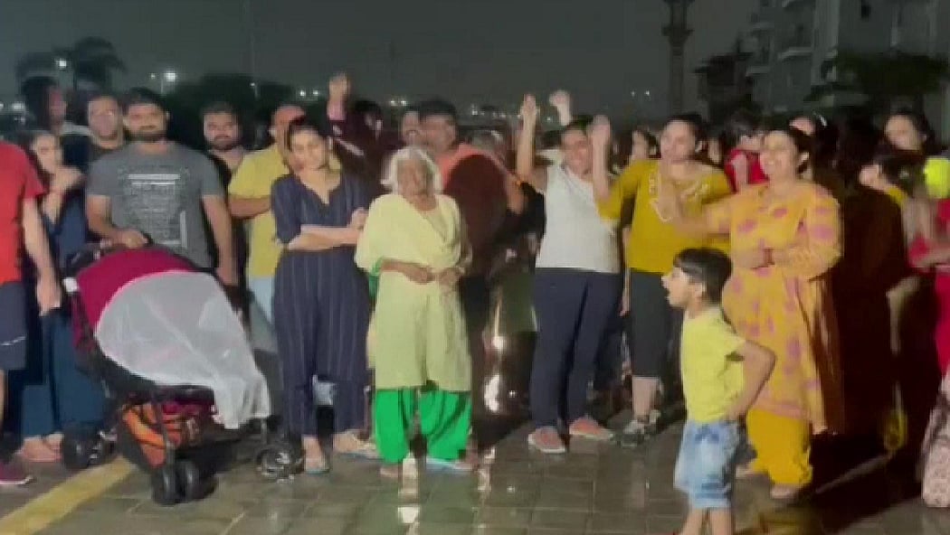 नोएडा: सेक्टर 79 के सोसाइटी में पिछले 4 दिनों से नहीं है बिजली, अंधकार में जीने को मजबूर हैं 100 से ज्यादा परिवार