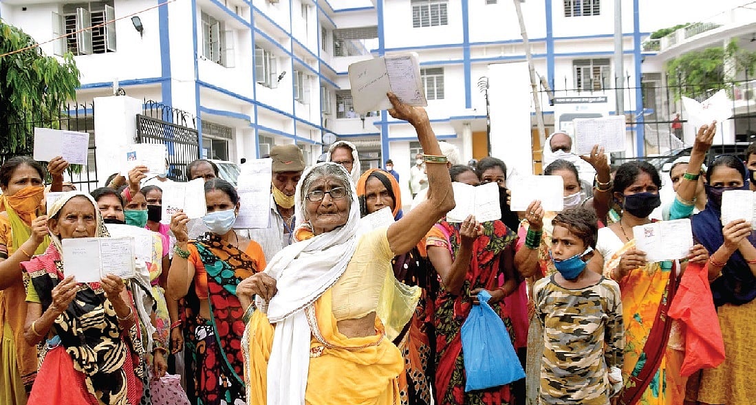 जिन वास्तविक जरूरतमंदों को राशन नहीं मिल पा रहा है, वे जगह-जगह प्रदर्शन कर रहे हैं, लेकिन उनकी बातें सुनी ही नहीं जा रहीं। (Getty Images)