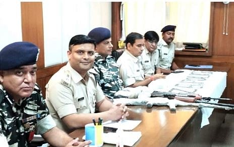 झारंखड: चतरा-हजारीबाग के जंगलों में नक्सलियों के साथ पुलिस की मुठभेड़, बड़ी मात्रा में हथियार बरामद 