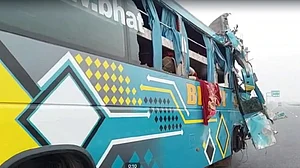 दिवाली से ठीक पहले आगरा-लखनऊ एक्सप्रेसवे पर भीषण सड़क हादसा! बस-डंपर की टक्कर में 4 की मौत, 40 से ज्यादा घायल
