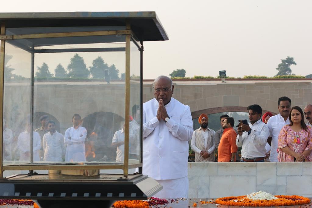 कांग्रेस की आज कमान संभालने से पहले मल्लिकार्जुन खड़गे ने महात्मा गांधी और जवाहरलाल नेहरू को दी श्रद्धांजलि