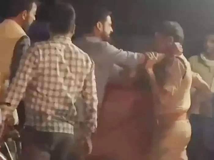योगी के मंत्री के भतीजे की गुंडागर्दी, बंद रेस्त्रां न खुलने पर कर्मचारियों पर चढ़ा दी कार, बवाल होने पर हुआ गिरफ्तार