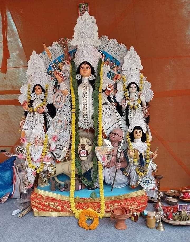 कोलकाता: हिंदू महासभा के दुर्गा पंडाल में 'असुर' जैसे दिखाए गए 'बापू', मचा बवाल, विवाद बढ़ने पर आयोजकों ने दी सफाई