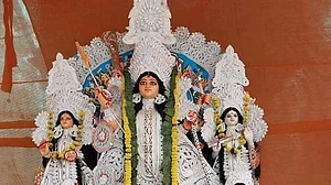 कोलकाता: हिंदू महासभा के दुर्गा पंडाल में 'असुर' जैसे दिखाए गए 'बापू', मचा बवाल, विवाद बढ़ने पर आयोजकों ने दी सफाई