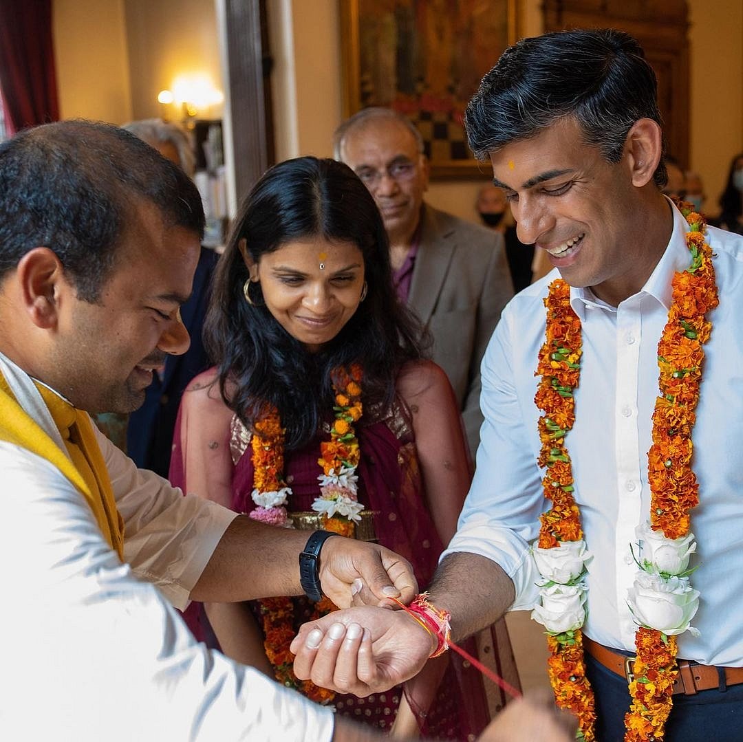 ब्रिटेन के पीएम ऋषि सुनक किंग चार्ल्स से दोगुना अधिक अमीर, जानें उनकी जिंदगी से जुड़ी कुछ दिलचस्प बातें