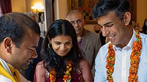ब्रिटेन के पीएम ऋषि सुनक किंग चार्ल्स से दोगुना अधिक अमीर, जानें उनकी जिंदगी से जुड़ी कुछ दिलचस्प बातें