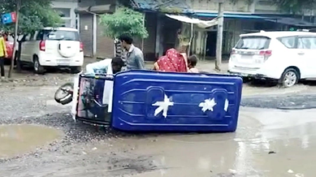 वादों पर ही दौड़ रहीं यूपी की सड़कें, 2017 से गड्ढे तो भरे नहीं, सड़कें जरूर गड्ढा बन गईं, फिर वादों की नई दौड़