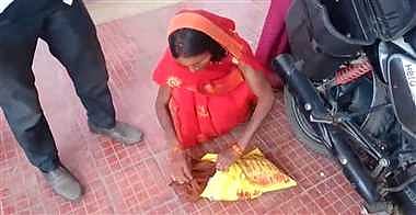 मध्य प्रदेश से सामने आई शर्मनाक तस्‍वीर, सिंगरौली में नवजात के शव को डिक्की में रख कर कलेक्टर कार्यालय पहुंचा पिता  