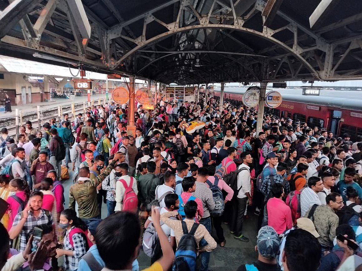 PET2022: रेलवे स्टेशन और बस स्टैंड पर उमड़ी लाखों छात्रों की भीड़, मचा हंगामा, योगी सरकार के सारे दावे ध्वस्त