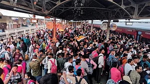 PET2022: रेलवे स्टेशन और बस स्टैंड पर उमड़ी लाखों छात्रों की भीड़, मचा हंगामा, योगी सरकार के सारे दावे ध्वस्त